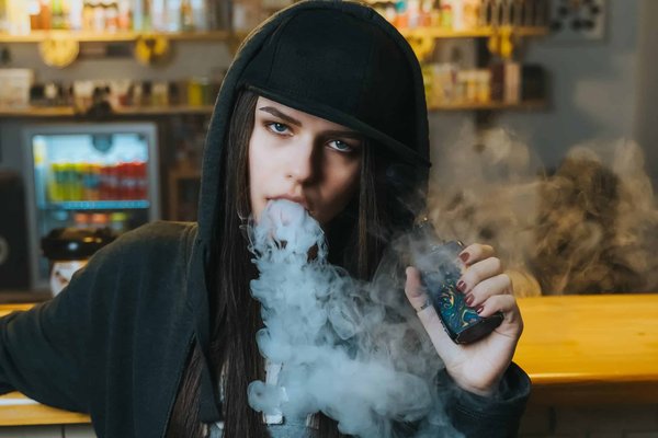 Pourquoi votre cigarette électronique a un goût de brûlé : Causes et solutions
