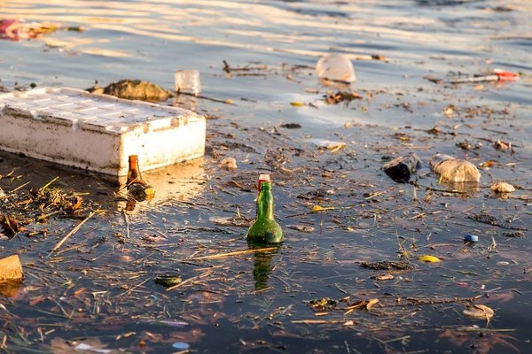 Qui jette le plastique dans la mer ?